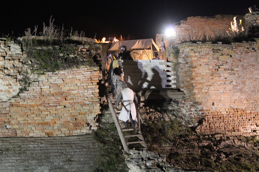 <p>U povijesnu utvrdu Korođvar, poznatu i pod nazivima ‘Zidine’, Korogyvar te Kolođvar, smještenu između Ivanovca i Čepina, ovog vikenda ponovno su se vratili vitezovi. </p>
