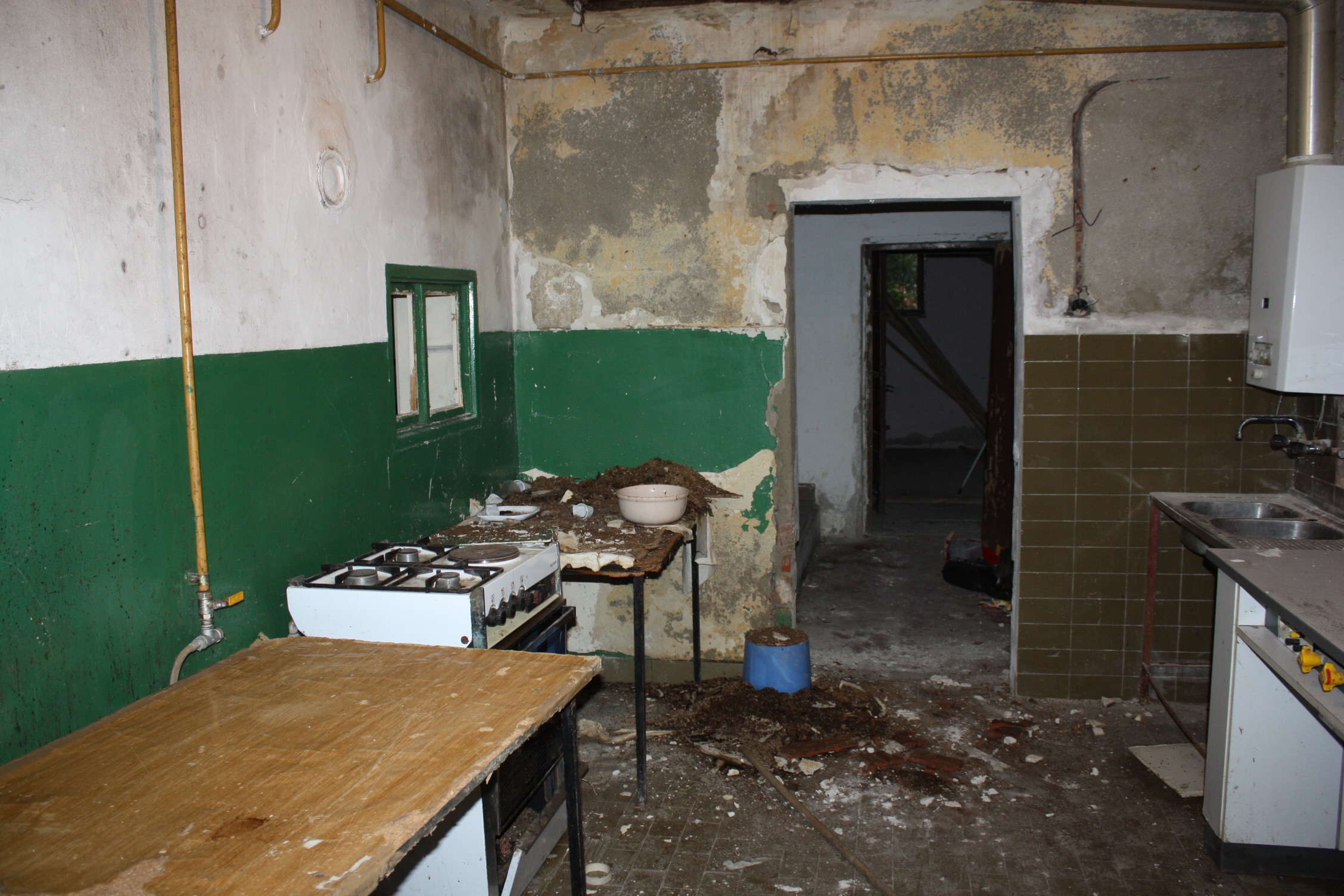 <p>Fotografije koje gledate su užas vandalizma koji se odvijao u Lovačkom domu u Čepinu.</p>
