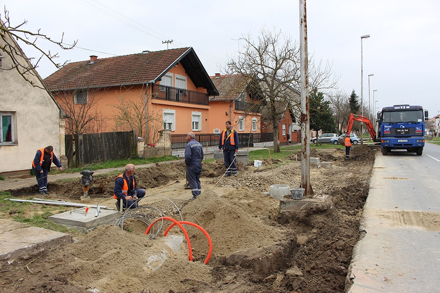 <p>Kako piše općina Čepin na svojim službenim stranicama, trenutno su u tijeku radovi na izgradnji novog autobusnog ugibališta u ulici Kralja Zvonimira. Zajedno s još 6 već izgrađenih ugibališta i 16 perona, povećana je sigurnost putnika u prometu.</p>
