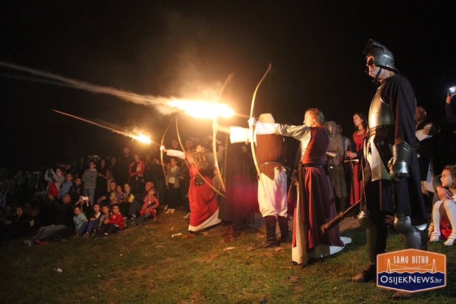 <p>Posjetitelji Korođvara su prošle godine mogli razgledati srednjovjekovni sajam, sudjelovati u školi streličarstva i mačevanja, kušati srednjovjekovnu kuhinju i promatrati borbu za ruku kneginje. Posebna atrakcija bila je noćna bitka za utvrdu Korođvar koju su prilazali Red viteza Ružice grada iz Orahovice.</p>

