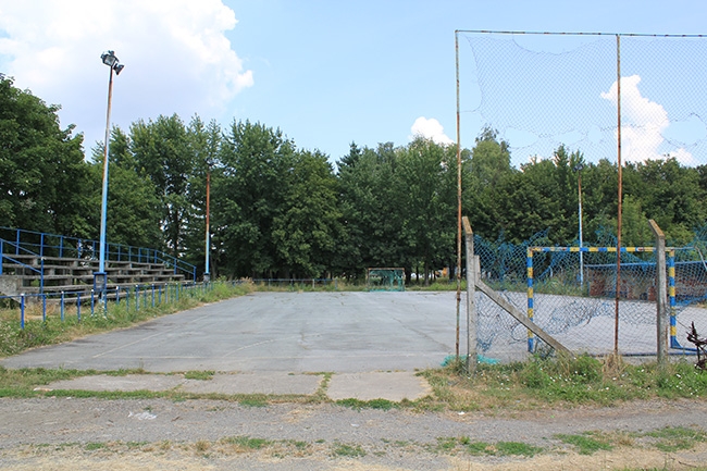<p>Zalaganjem općinske uprave na čelu s načelnikom Draženom Tonkovcem uskoro će se obnoviti malo nogometno igralište NK Čepin, odnosno uredit će se kanal za oborinske vode u Osječkoj ulici u Čepinu.</p>
