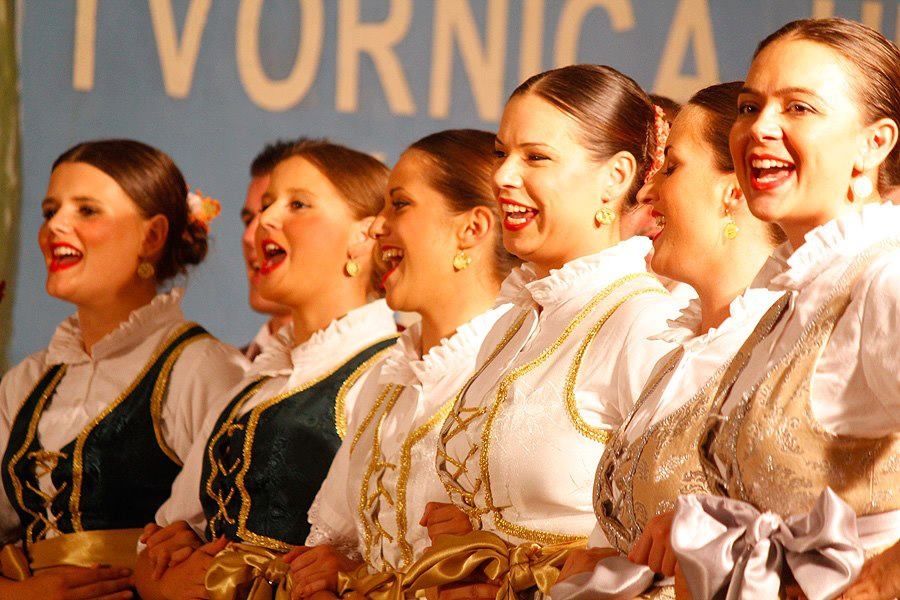 <p>Kulturno umjetničko društvo iz Čepina u nedjelju, 15. rujna 2013. god. predstavit će se na državnoj smotri folklora na 48. Vinkovačkim jesenima! Nakon Đakovačkih vezova evo nas na još jednoj folklornoj manifestaciji od velika značaja!</p>

