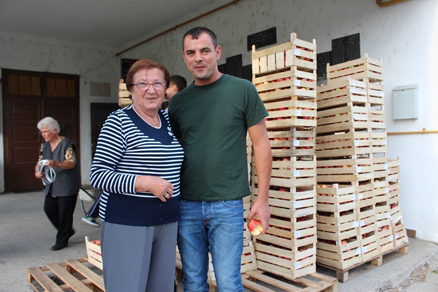 <p>Udruga umirovljenika Općine Čepin jučer je primila donaciju  od OPG Dražena Tonkovca koji je  donirao 3500 kilograma jabuka iz svog voćnjaka Udruzi. Ovaj hvale vrijedan potez pozdravila je predsjednica Udruge Ljubica Tomašić-Pavić.</p>
