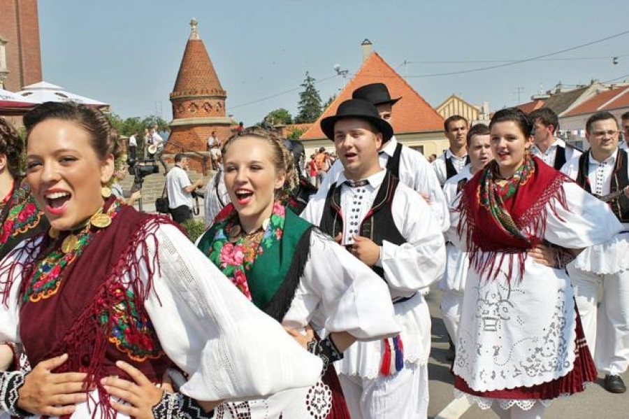 <p>U nedjelju, 07. srpnja 2013. godine Kulturno umjetničko društvo IVAN KAPISTRAN ADAMOVIĆ ČEPIN, sudjelovat će na jednoj od najvećih međunarodnih folklornih manifestacija u Hrvatskoj, ĐAKOVAČKIM VEZOVIMA. Kulturno umjetničko društvo predstavit će se spletom pjesama i plesova svojeg Čepina!</p>
