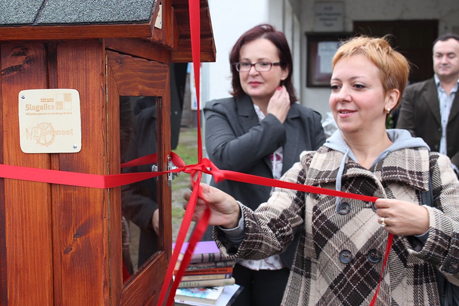<p>Ove godine manifestacija Mjesec hrvatske knjige je započela otvaranjem kućice-knjižnice koja je postavljena u parku Knjižnice.</p>
