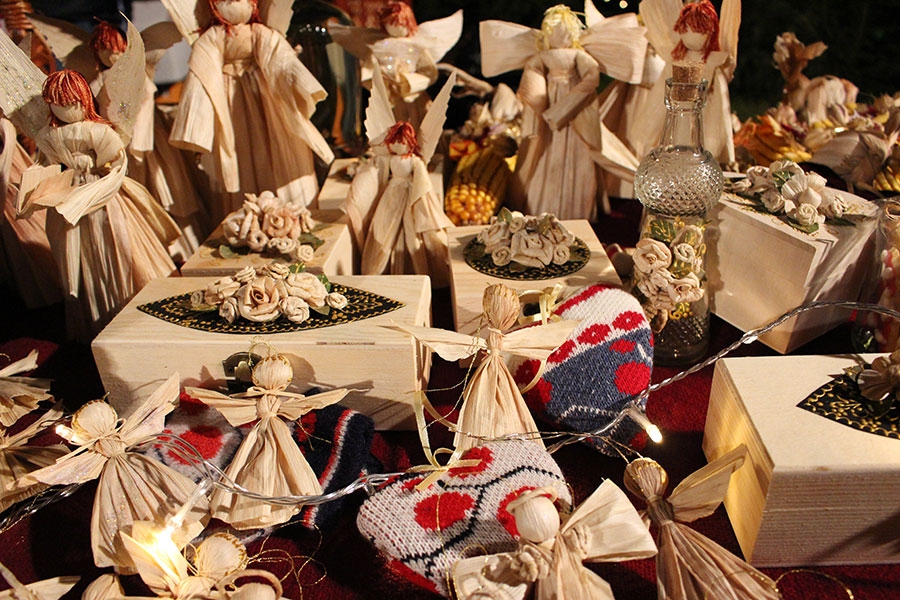 <p>Božićni sajam u Čepinu je započeo, a osim zanimljive ponude rukotvorina čepinskih udruga, posjetitelji se mogu počastiti čajem, kuhanim vinom, lagošicama i pećenim kobasicama.</p>
