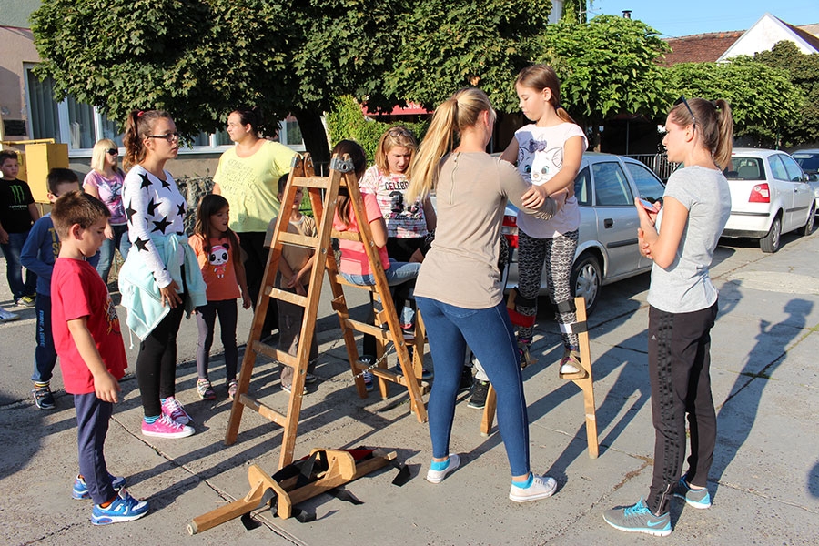 <p>Udruga ‘Pozitivni i sretni’ Čepin organizirala je 06.09.2015. 2. čepinski ART piknik na travnjaku ispred Centra za kulturu, ulica Kralja Zvonimira 96, Čepin. 1. ART piknik je održan početkom ljeta te je svojim kreativnim radionicama i glazbeno plesnim programom oduševio mještane.</p>