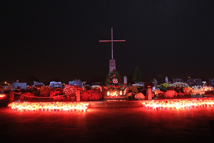 <p>Općina Čepin je obilježila dan Svih svetih na Katoličkom groblju u Čepinu. U sklopu vjerskog obreda položen je vijenac i zapaljene su svijeće na Spomen obilježju palim braniteljima.</p>
