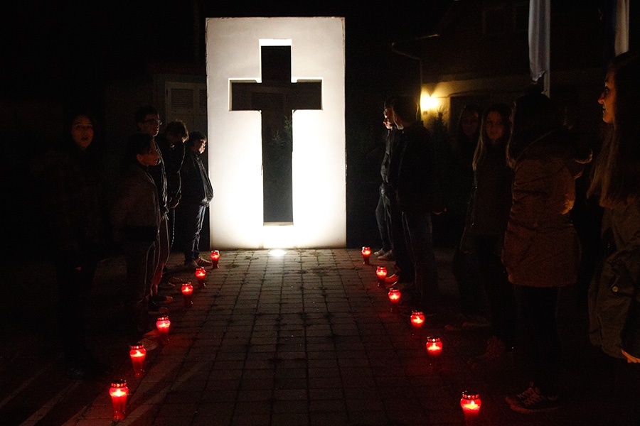 <p>Obavještavamo vas da će se upriličiti obilježavanje dana sjećanja na žrtvu Vukovara u Parku hrvatskih branitelja u Čepinu 17. studenog 2014. godine s početkom u 18,00 sati.</p>
