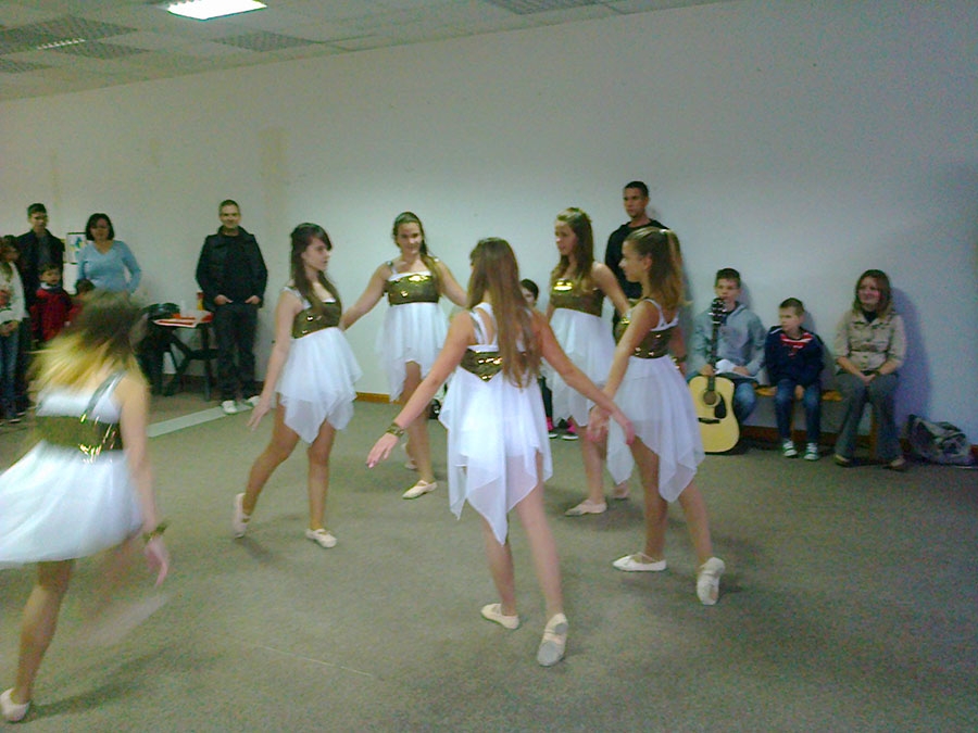 <p>U subotu 28.9.2013. u prostorijama udruge „POZITIVNI I SRETNI“ održano je <strong>predstavljanje radionica udruge</strong>. Program je sadržavao glazbene izvedbe učenika koji su prošlu školsku godinu sudjelovali u našim radionicama, te plesnu točku plesne skupine <strong>plesnog kluba „Broadway</strong>“ iz Osijeka,čiji  će voditelji voditi plesne grupe u našoj udruzi, te rekreaciju. </p>
